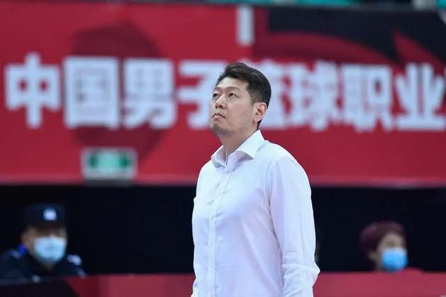 想经由过程一段落拓乡下糊口来竣事本身少女时期的令媛蜜斯潘文琦（凤飞飞）在乡间偶遇一样来自台北的地盘丈量师年夜利（阿B），两人颠末短暂误解，互生好感。可是返回台北后，却面对门不妥户不合错误的为难。比起一般贵蜜斯，潘文琦个性虽很自力，却也乖乖听怙恃话往见了将来的老公（陈友），并对其也生出必然好感，面对选择的两难。当她扭捏不按时，年夜利自动出击，揽起“情敌”的肩膀，玩起“欲迎却拒”的游戏。一番笑闹事后，年夜利的出身被揭开，所有题目水到渠成。